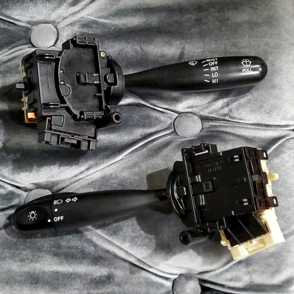 Toyota Matrix Headlight and Windshield Control Switch - Picture 1 of 4